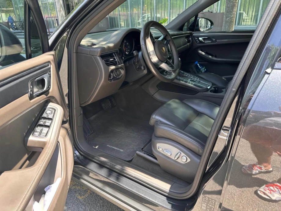 PORSCHE Macan