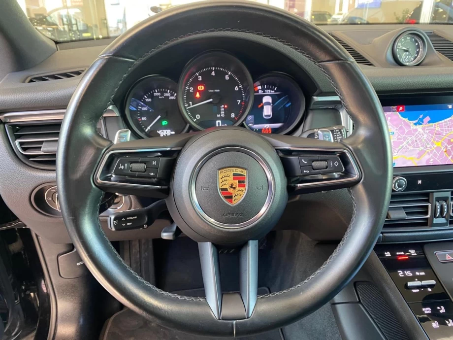 PORSCHE Macan