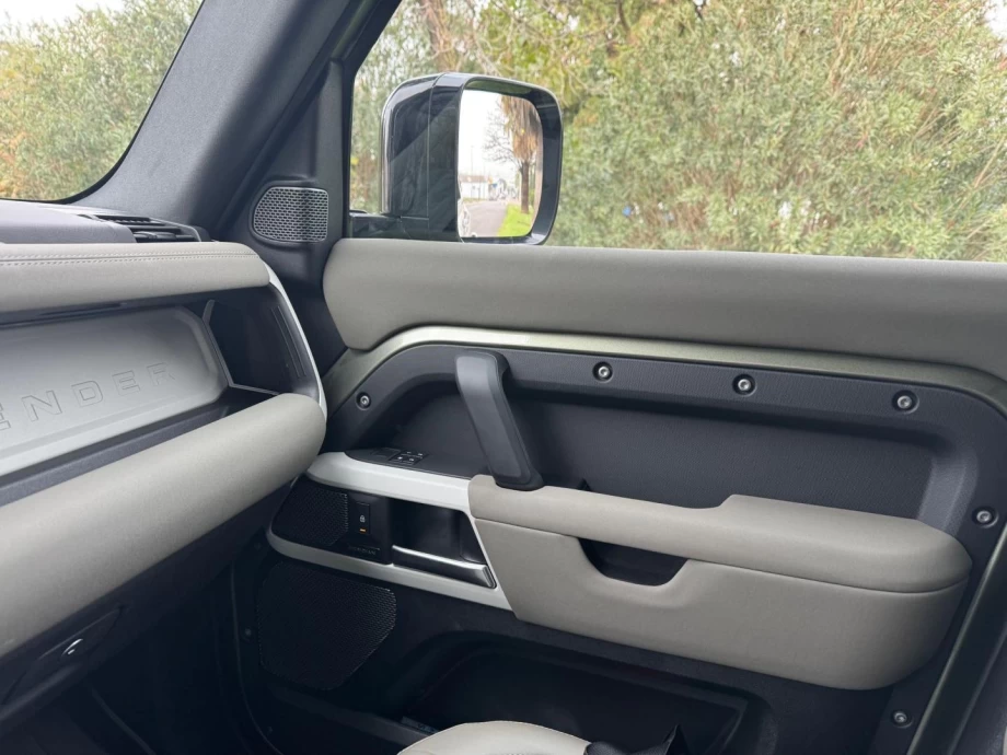 LAND-ROVER Defender 3.0 D200 SE 110 Auto 4WD MHEV