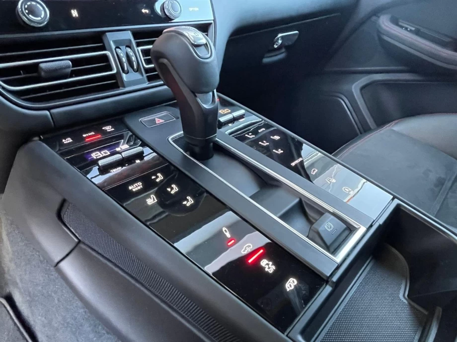 PORSCHE Macan GTS